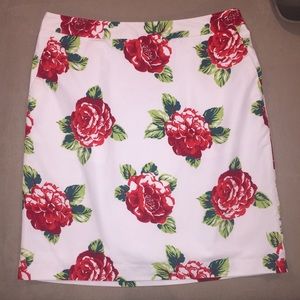 🌹EUC Rose Patterned, Off-White/Cream Pencil Skirt
